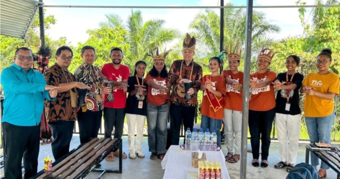 Foto bersama BRIN, BRIDA Mimika, dan Tifa Creative. (Foto: Galeri Papua/Endy Langobelen)