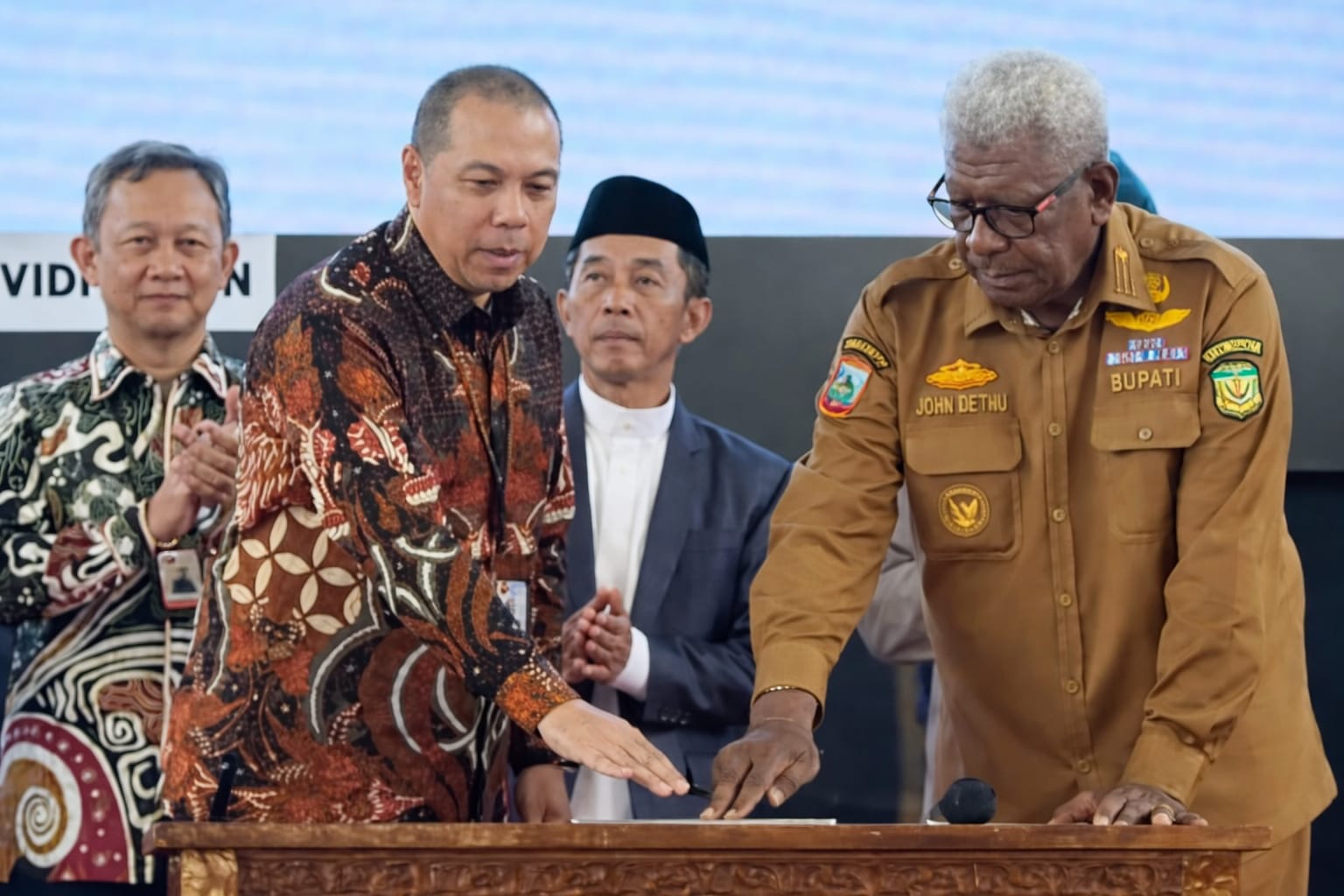 Momen peluncuran Mimika Innovation Week 2026 oleh BRIDA Kabupaten Mimika di Graha Eme Neme Yauware, Selasa (9/6/2026 yang ditandai dengan penekanan tombol oleh Bupati Johannes Rettob / Foto : Marcelmiw.4mi