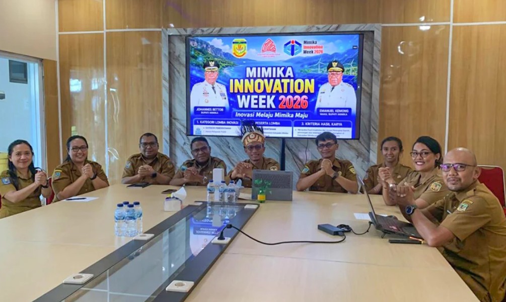 Foto bersama usai konferensi pers di ruang rapat kantor BRIDA Kabupaten Mimika, Selasa (2/6/2026). Foto: Moh
