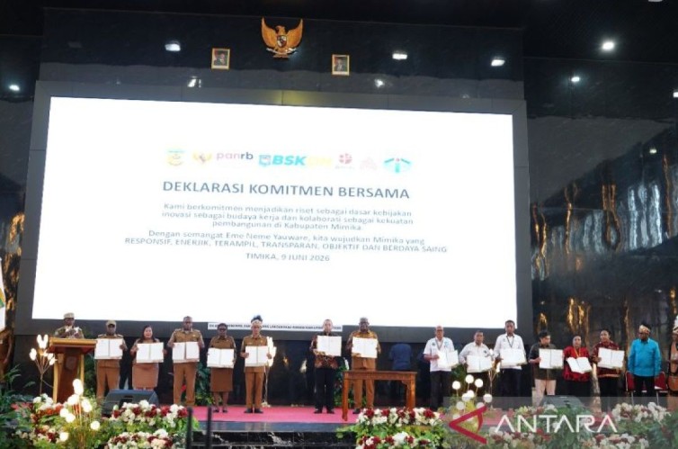 Bupati Mimika Johannes Rettob (tengah) bersama Deputi Bidang Riset dan Inovasi  Daerah BRIN Dr Yopi, Kepala BRIDA Mimika Slamet Sutejo, perwakilan OPD,instansi vertikal dan perguruan tinggi usai melakukan penandatanganan kerja sama pada Mimika Innovation Week 2026 di Graha Eme Nema Yauware, Selasa (9/6/2026). ANTARA/Marselinus Nara