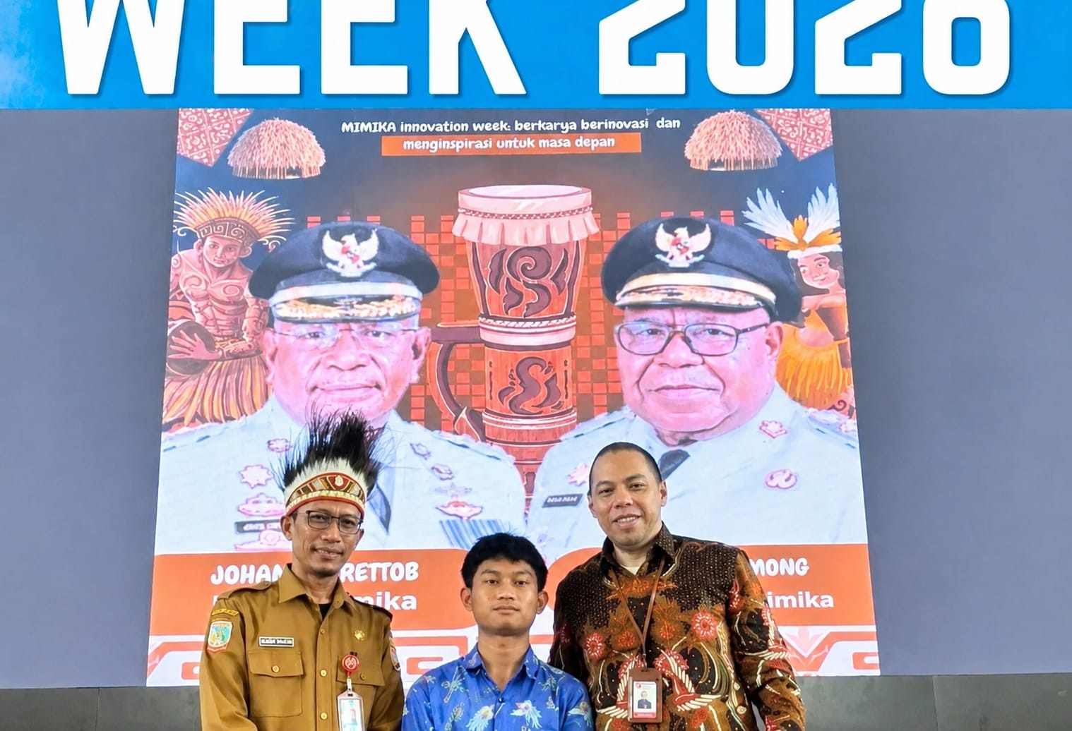 Mervil Berkat Kalambo, siswa difabel berprestasi diapit Kepala Brida Mimika, Slamet Sutejo dan Deputi Bidang Riset dan Inovasi Daerah (BRIN), Dr. Yopi dipanggung Mimika Inovation Week 2026.