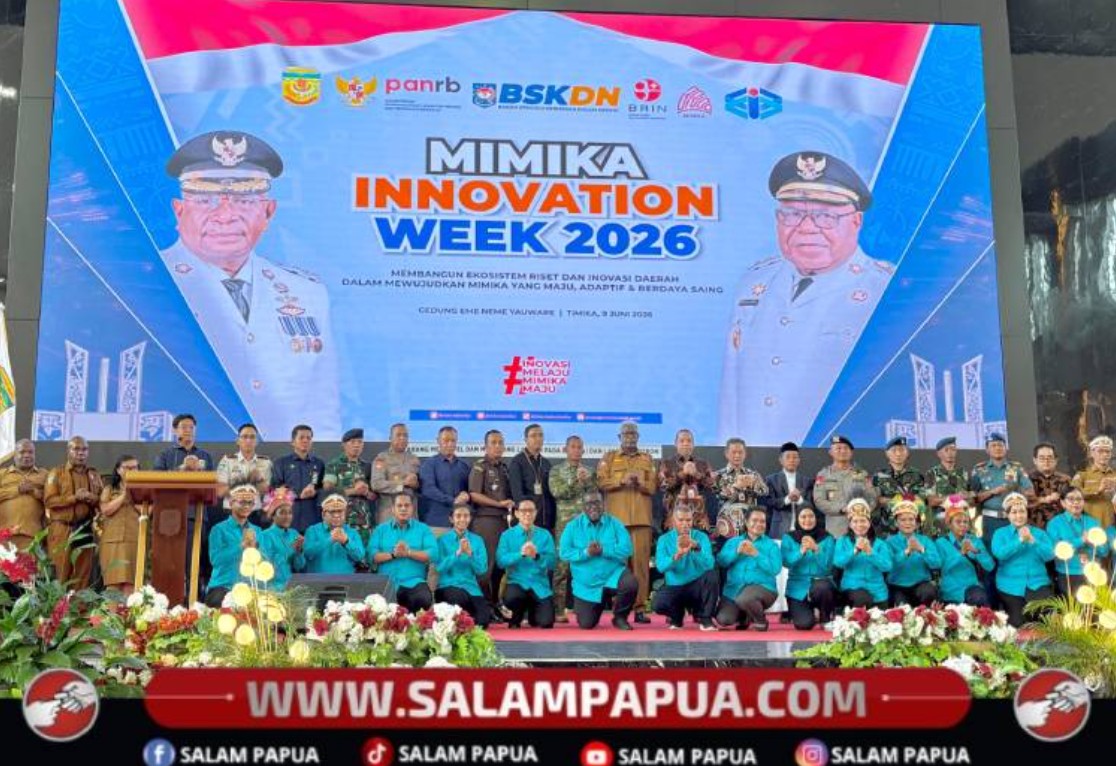 Foto bersama usai pembukaan oleh Deputi Bidang Riset dan Inovasi Daerah Badan Riset dan Inovasi Nasional (BRIN), Dr. Yopi dan Bupati Mimika, Johannes Rettob, yang dilaksanakan di Halaman Graha Emeneme Yauware, Selasa (9/6/2026)(Salampapua.com/Evita)