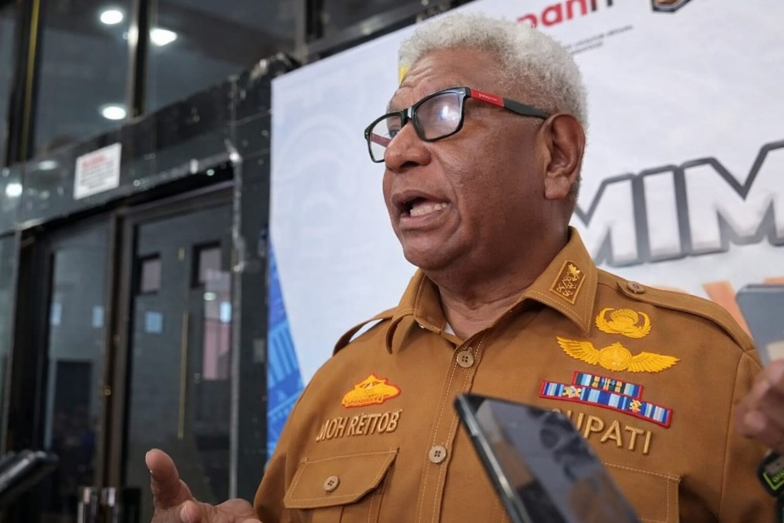 Bupati Mimika, Johanes Rettob, memberikan keterangan kepada awak media usai menghadiri Mimika Innovation Week 2026 di Gedung Eme Neme Yauware, Selasa (9/6/2026). Dalam kesempatan tersebut, Johanes menegaskan komitmen Pemerintah Kabupaten Mimika untuk mendorong lahirnya inovasi daerah serta menargetkan Mimika masuk dalam jajaran daerah inovatif tingkat nasional. (Foto: Bergien Sihasale)
