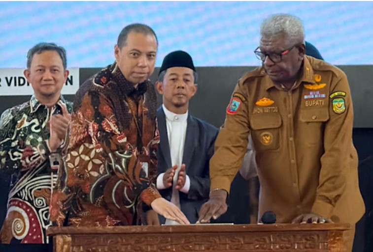 Bupati JR membuka kegiatan dengan menekan tombol