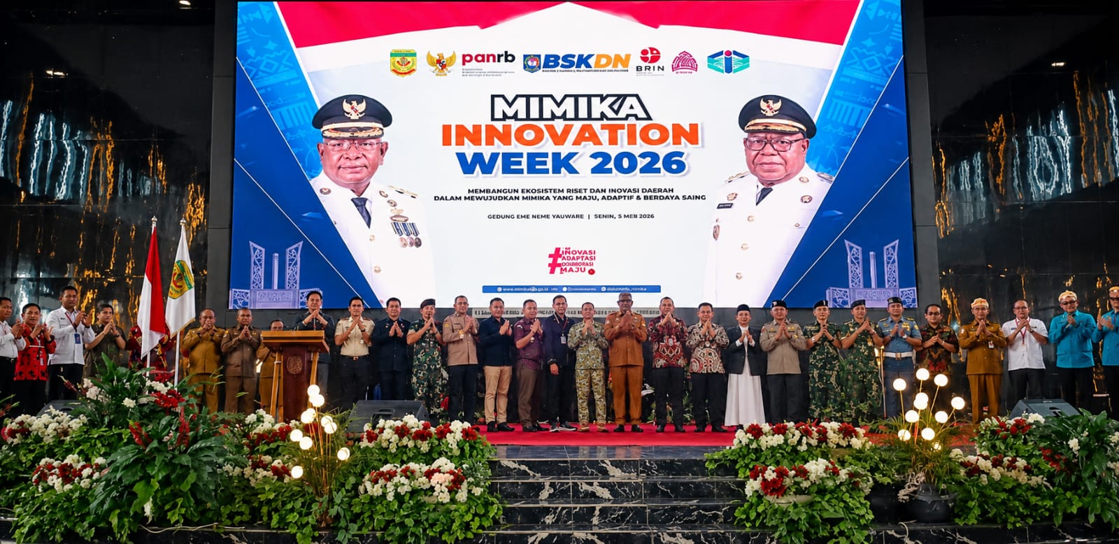 Bupati Mimika Johanes Rettob bersama Deputi Bidang Riset dan Inovasi Daerah BRIN, Forkopimda, serta para pemangku kepentingan berfoto bersama usai pembukaan Mimika Innovation Week 2026 di Gedung Eme Neme Yauware, Kabupaten Mimika, Selasa (9/6/2026). (Foto: Bergien sihasale)